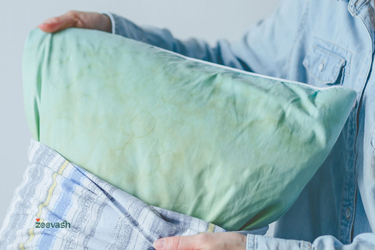 استفاده از بالش و حوله دیگران هم ممکن است باعث سرایت شپش و گال شود.